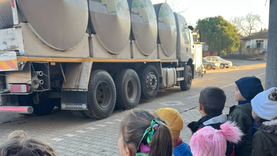 TUTUM, YATIRIM VE TÜRK MALLARI HAFTASI kapsamında okulumuz anasınıf öğrencileri Mahallemiz Kalkınma Kooperatifi bünyesinde bulunan Süt Toplama Merkezini ziyaret ettiler. 