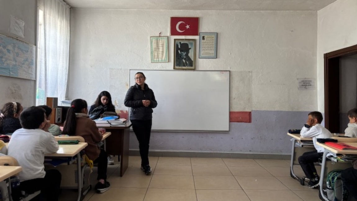 İlçe Sağlık Müdürlüğümüz'ün sağlık çalışanları öğrencilerimize Diyabet Hastalığı ve Sağlıklı Beslenme  konusunda eğitim verdiler.