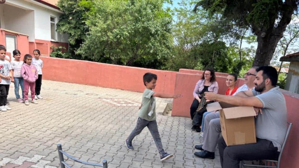 Bandırma İlçe Halk Kütüphanesi Müdürü Hasan FİDAN ve çalışma arkadaşları okulumuz öğrencilerini ziyaret ederek öğrencilerimize hediyeler getirip kütüphanenin ve kitap okumanın önemini anlattılar.