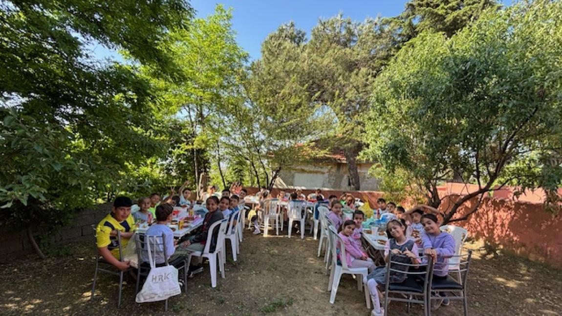 Okulumuz öğrencileri sabah kahvaltılarını okulumuz bahçesinde yaparak doğada olmanın önemi ve ağaç sevgisi üzerine sohbet ettiler.