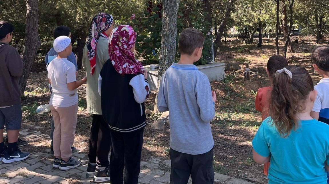 Dönem Sonu Kültür, Sanat ve Spor Faaliyetleri Haftası  kapsamında İyiliği Paylaş Saati'nde öğrencilerimiz mezarlık ziyaretinde bulunarak aile büyüklerinin kabirlerinde dualar okudular.
